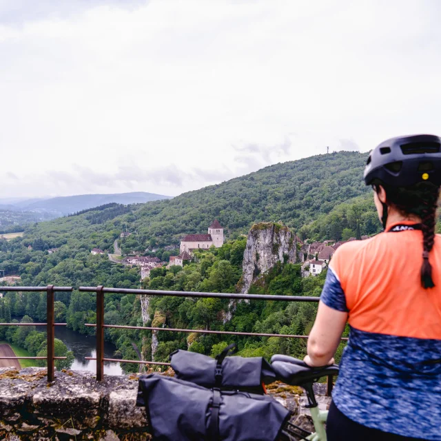 Sur la V86, vallée du Lot à vélo