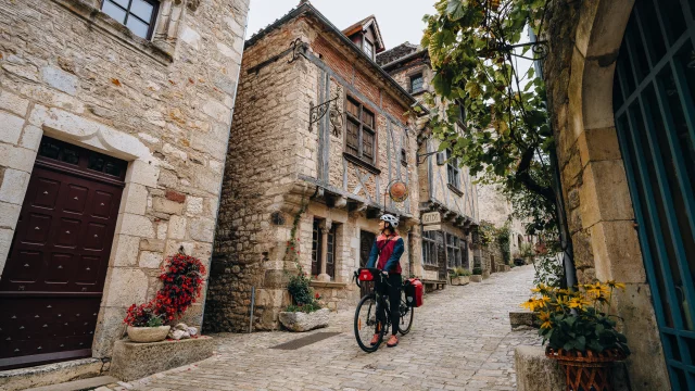 Découverte du village de Saint-Cirq-Lapopie sur la V86