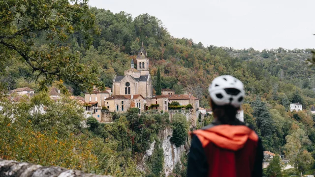 Sur la V86, Arrivée sur Albas