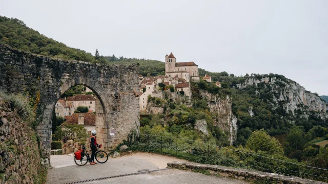 Sur la V86, arrivée à Saint-Cirq-Lapopie